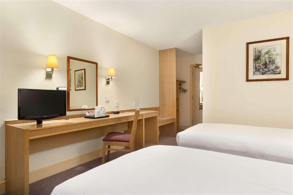 Foto de una habitación de Hotel Days Inn by Wyndham Sevenoaks Clacket Lane