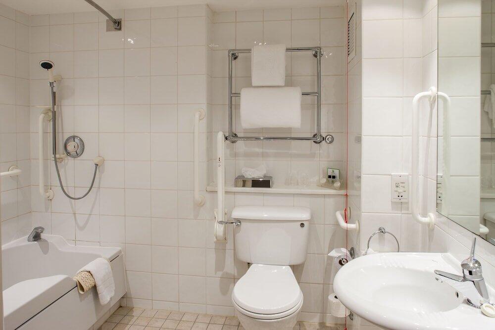 Foto del baño de Holiday Inn Ashford Central, an IHG Hotel