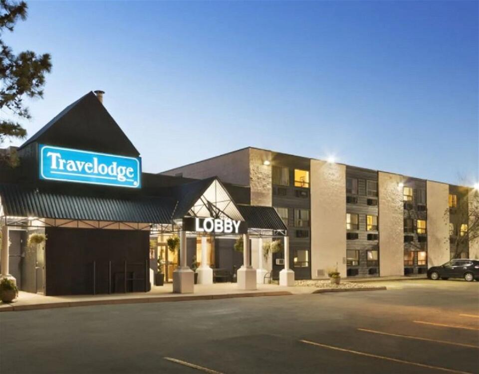 Foto del exterior de Hotel Travelodge by Wyndham Edmonton South