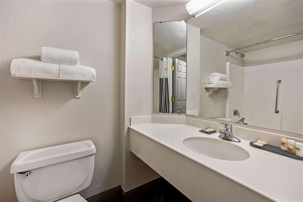 Foto del baño de Hotel La Quinta by Wyndham Tacoma - Seattle