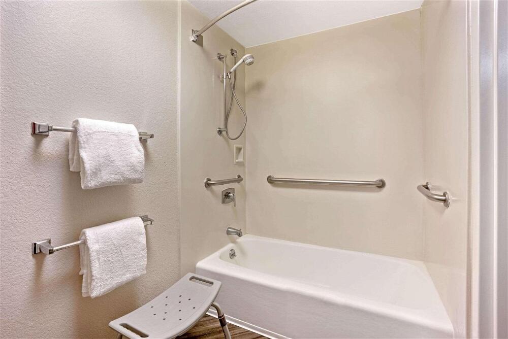 Foto del baño de Hotel La Quinta by Wyndham Tacoma - Seattle