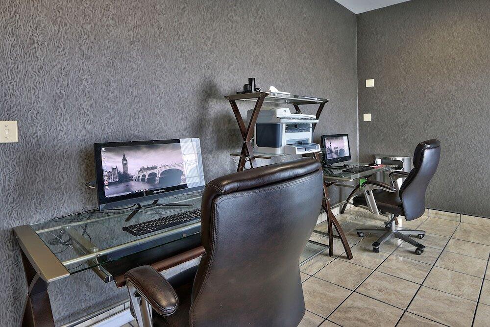 Foto de los servicios de Holiday Inn Hotel &amp;amp; Suites Albuquerque Airport, an IHG Hotel