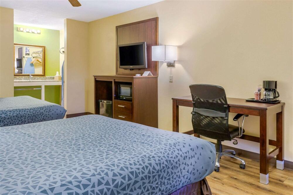 Foto de una habitación de Motel Econo Lodge West - Coors Blvd