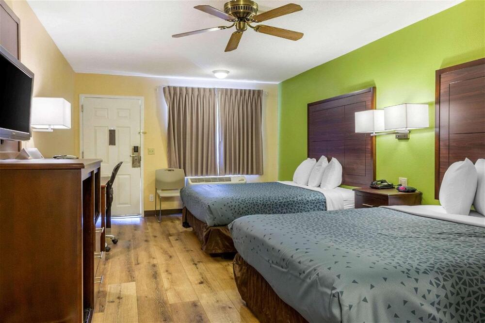 Foto de una habitación de Motel Econo Lodge West - Coors Blvd