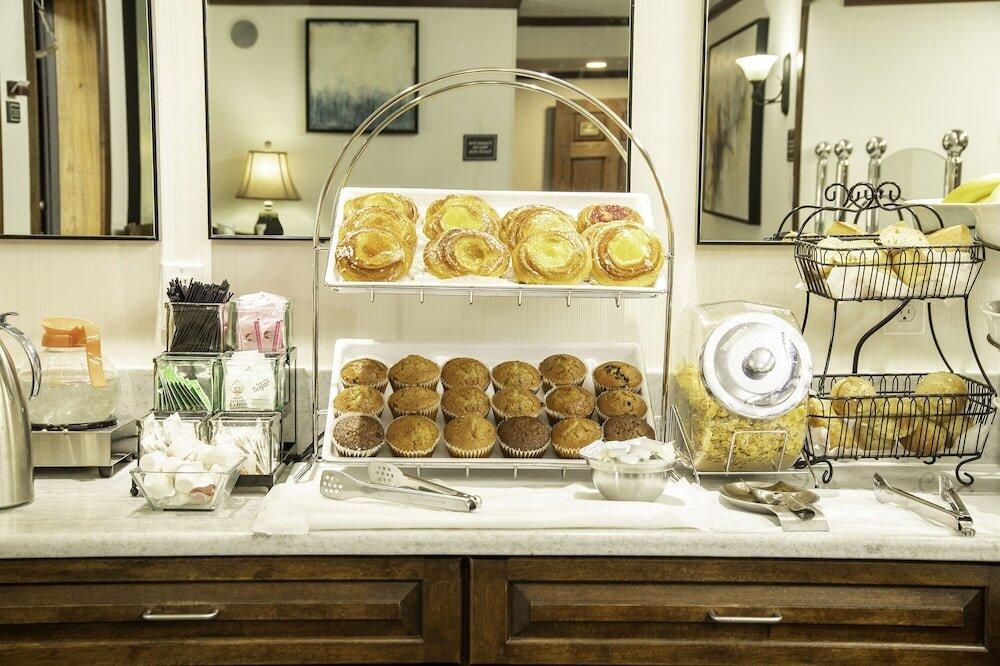 Dining – The Holland Hotel