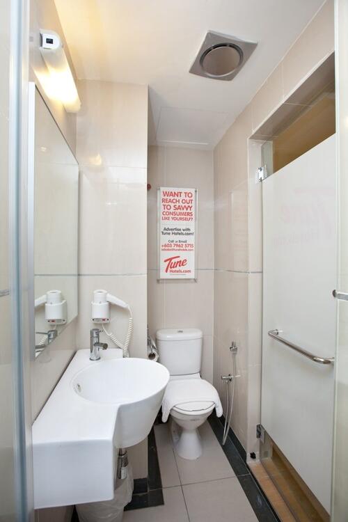 Foto del baño de Tune Hotel - 1Borneo Kota Kinabalu
