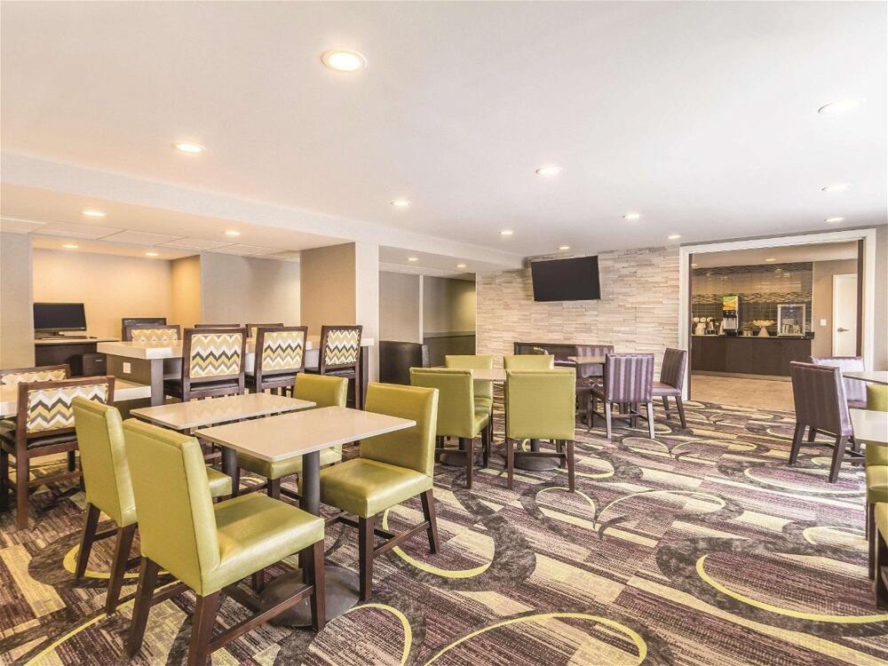 Foto de restauración de Hotel La Quinta by Wyndham Cleveland - Airport North