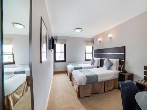 Foto de una habitación de OYO Epsilon Hotel