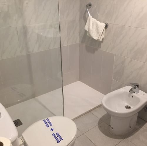 Foto del baño de Hostal Comercio