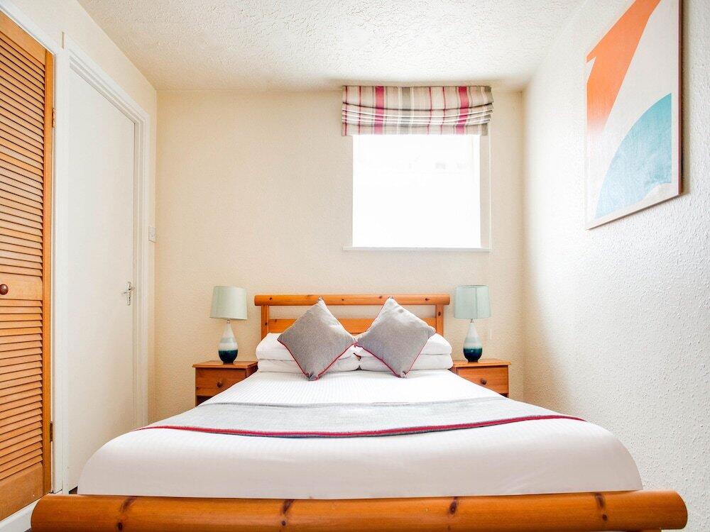 Room – OYO Godolphin Arms Hotel
