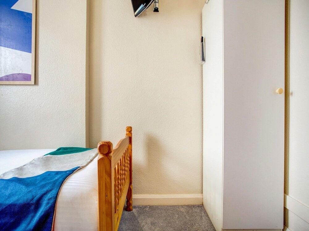 Room – OYO Godolphin Arms Hotel
