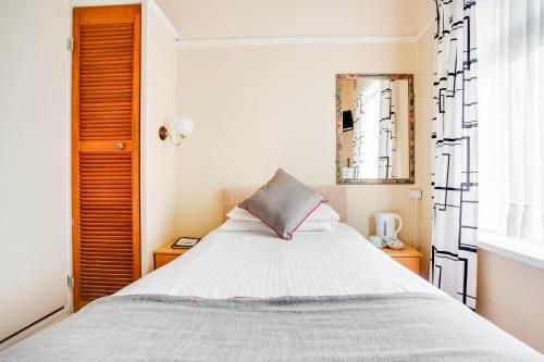 Room – OYO Godolphin Arms Hotel