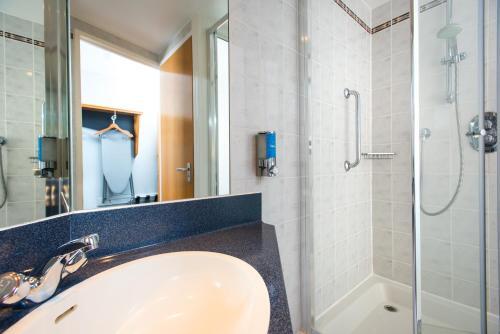 Foto del baño de Holiday Inn Express Derby Pride Park, an IHG Hotel