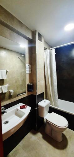 Bathroom – Hostal Juan de Austria