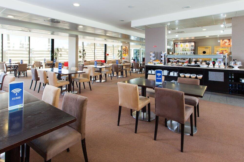 Foto de restauración de Holiday Inn Express Lisbon-Oeiras, an IHG Hotel