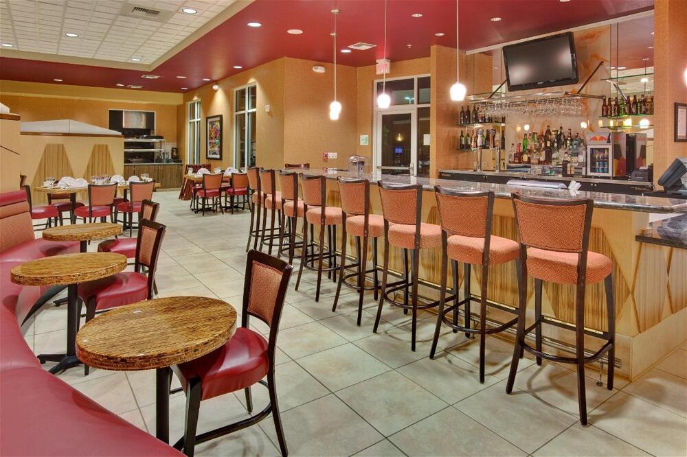 Foto de restauración de Hotel Holiday Inn &amp;amp; Suites Bakersfield