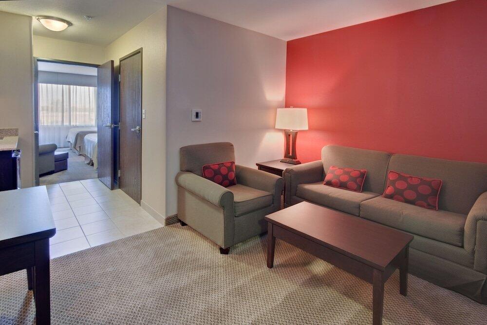 Foto de una habitación de Hotel Holiday Inn &amp;amp; Suites Bakersfield