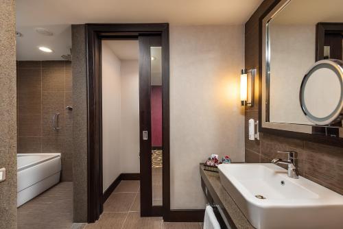 Foto del baño de Complejo Cornelia Diamond Golf Resort &amp;amp; Spa