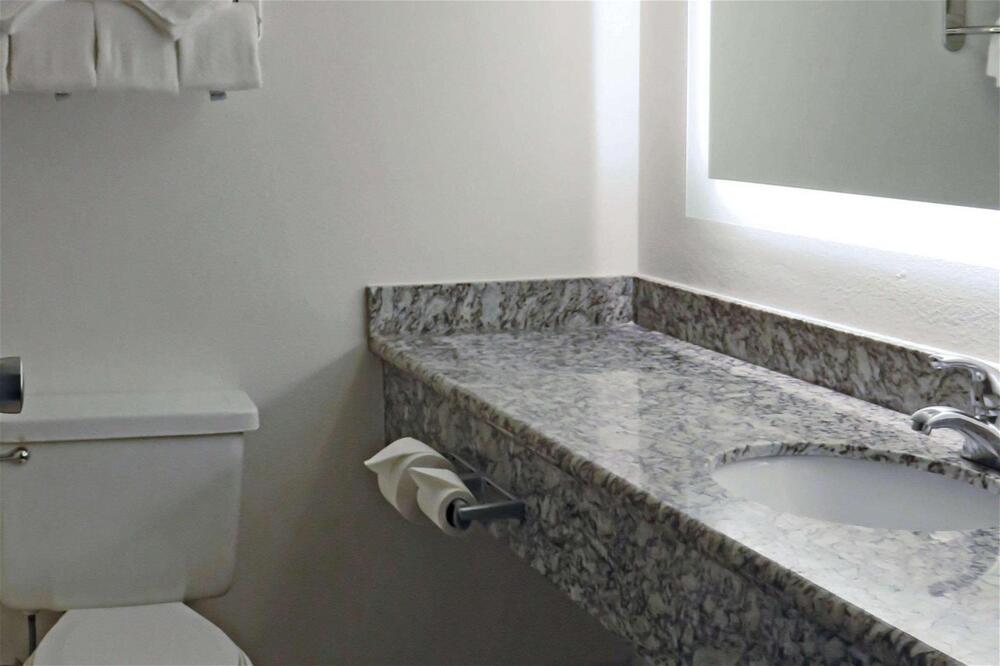 Foto de una habitación de Hotel Quality Inn &amp;amp; Suites Everett