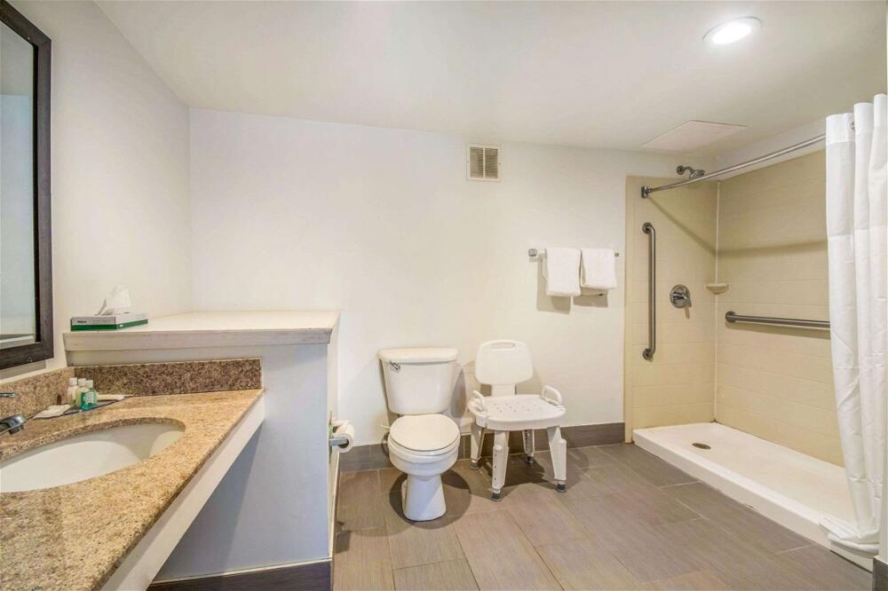 Foto del baño de Hotel Quality Inn &amp;amp; Suites