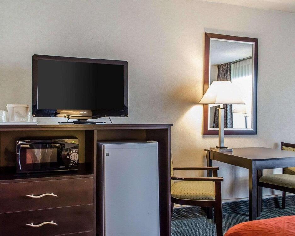Foto de una habitación de Hotel Quality Inn &amp;amp; Suites