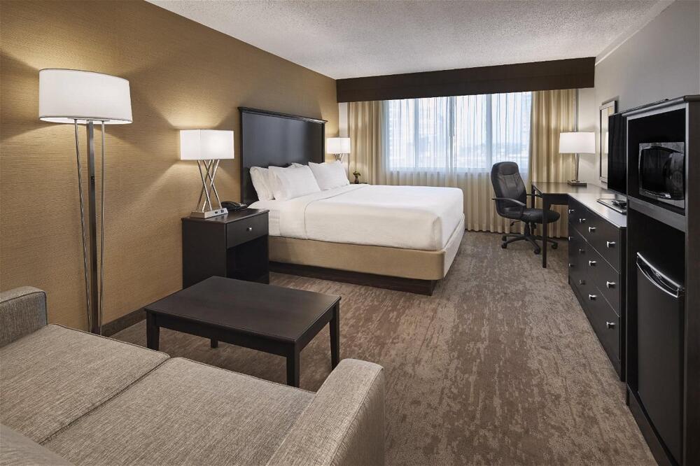 Foto de una habitación de Holiday Inn Alexandria at Carlyle, an IHG Hotel