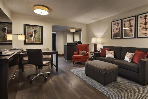 Foto de una habitación de Hotel Embassy Suites Washington D.C. - at the Chevy Chase Pavilion