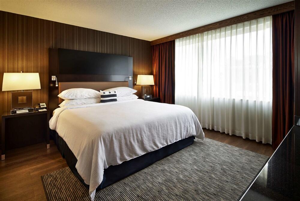Foto de una habitación de Hotel Embassy Suites Washington D.C. - at the Chevy Chase Pavilion