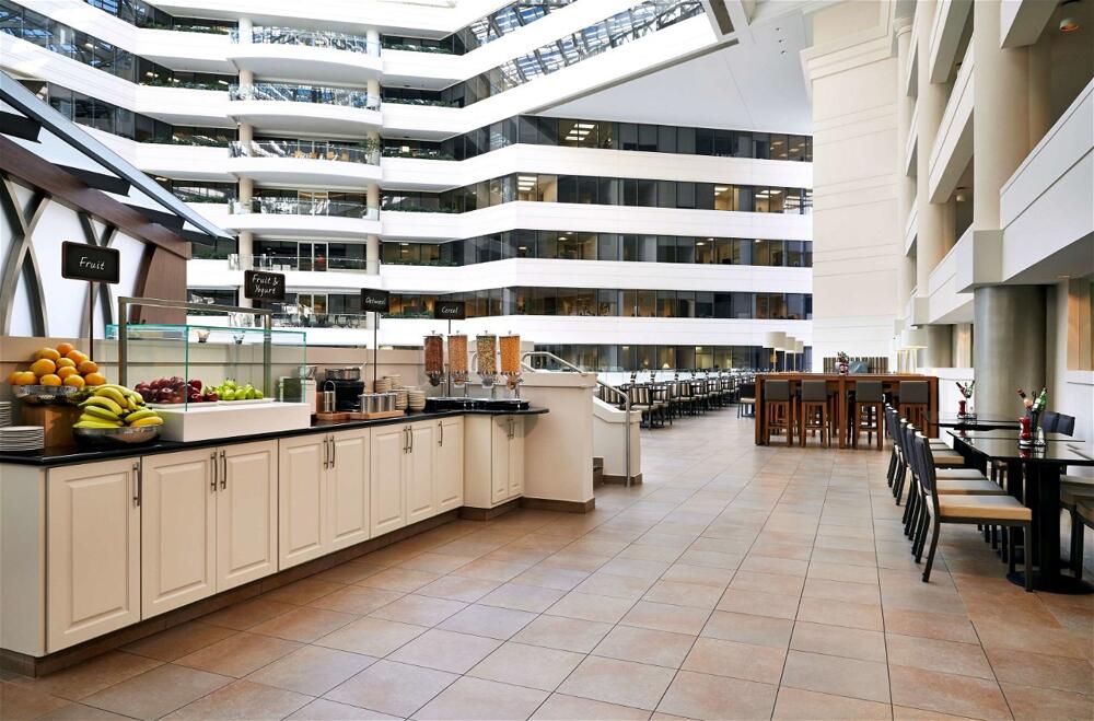Foto de restauración de Hotel Embassy Suites Washington D.C. - at the Chevy Chase Pavilion