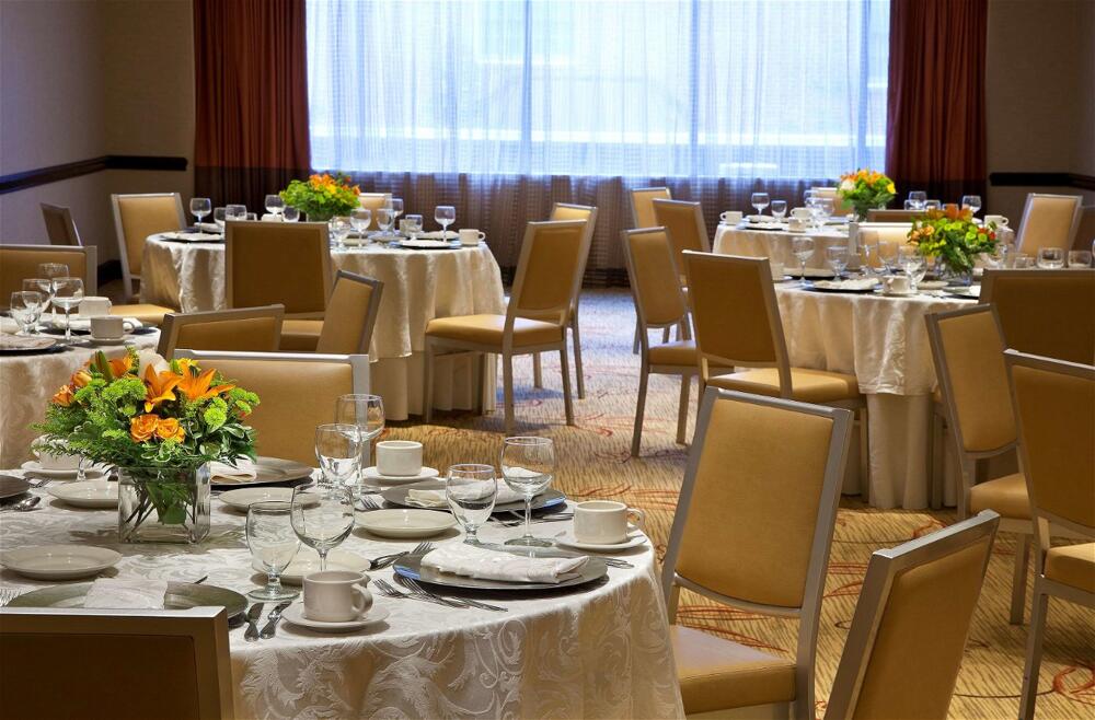 Foto de restauración de Hotel Embassy Suites Washington D.C. - at the Chevy Chase Pavilion