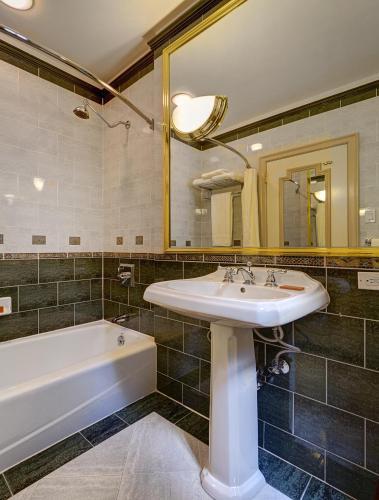 Foto del baño de Casablanca Hotel by Library Hotel Collection