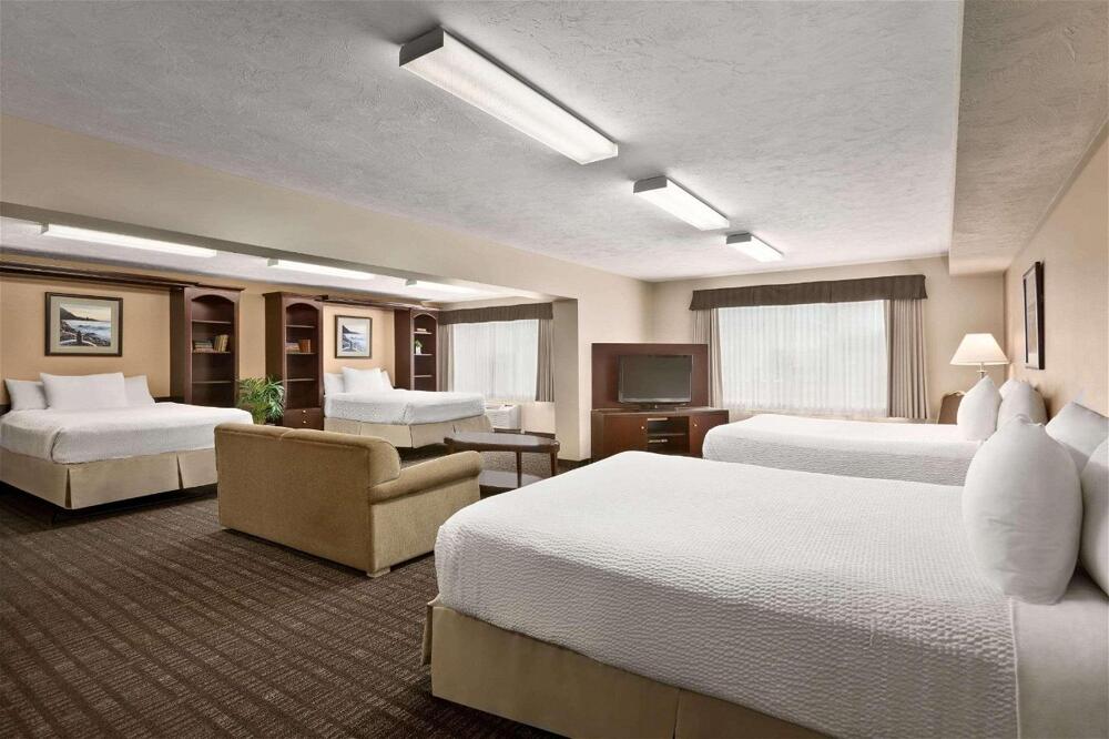 Foto de una habitación de Hotel Days Inn &amp;amp; Suites by Wyndham Moncton