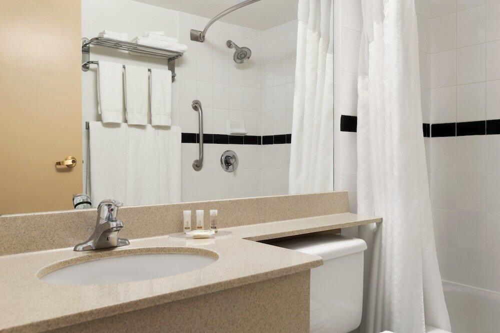 Foto del baño de Hotel Days Inn &amp;amp; Suites by Wyndham Moncton