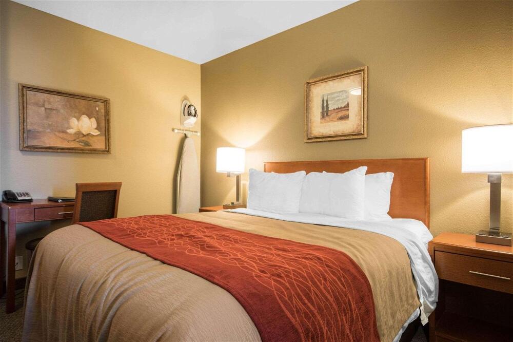 Foto de una habitación de Hotel Comfort Inn &amp;amp; Suites
