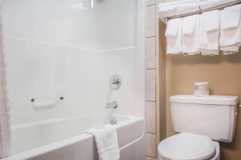 Foto del baño de Hotel Comfort Inn &amp;amp; Suites