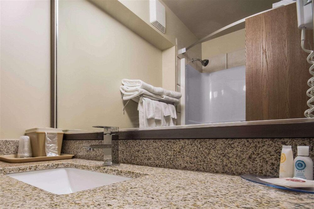 Foto de una habitación de Hotel Comfort Inn &amp;amp; Suites