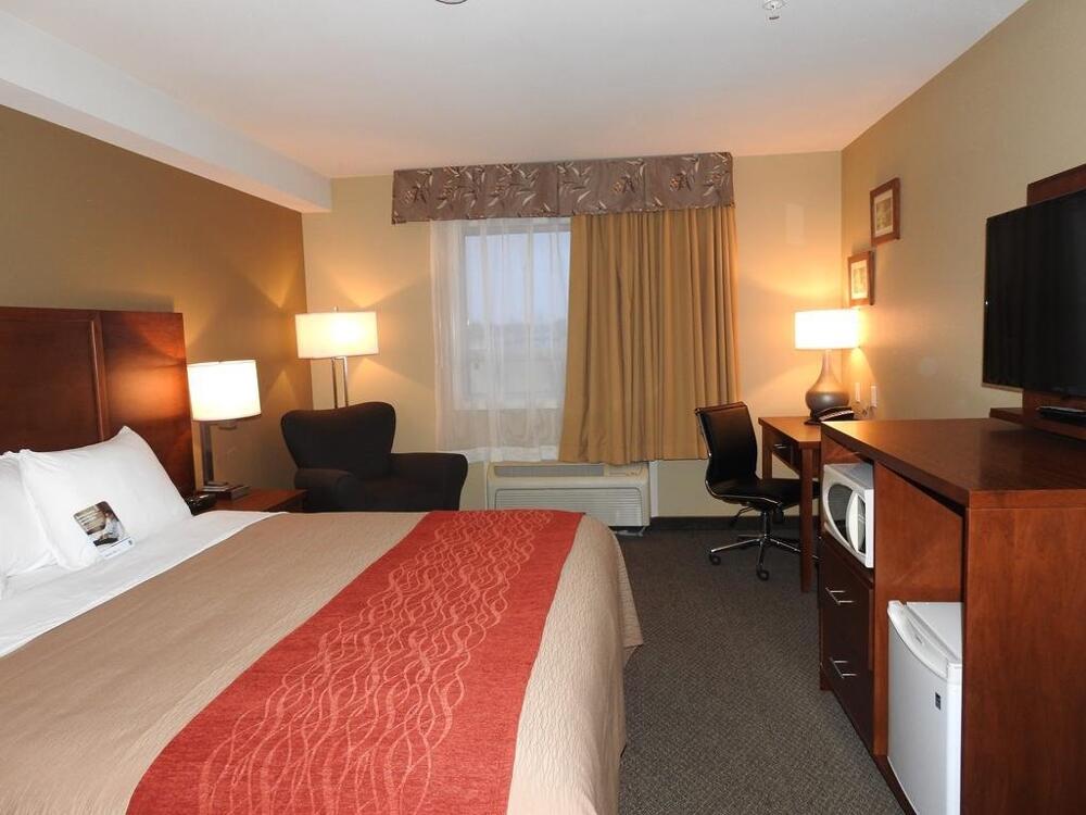 Foto de una habitación de Hotel Comfort Inn &amp;amp; Suites