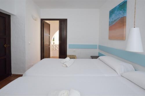Foto de una habitación de Binibeca Beach Villas