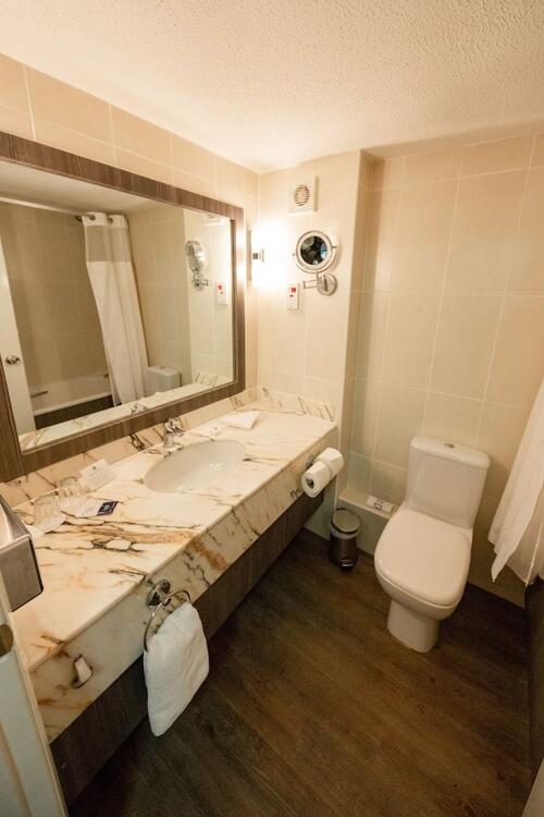 Foto del baño de Holiday Inn Newport, an IHG Hotel