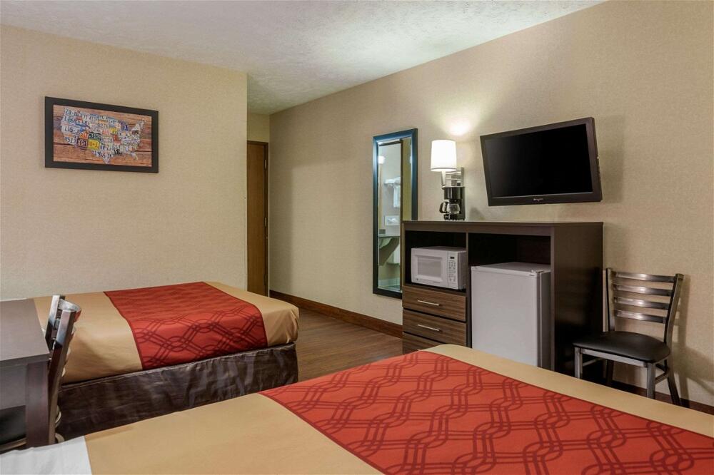 Room – Hotel Econo Lodge Traverse City