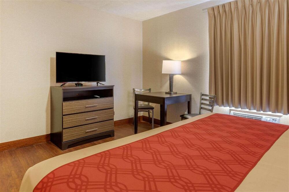 Room – Hotel Econo Lodge Traverse City