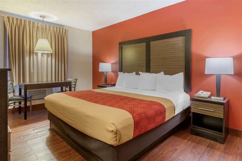 Room – Hotel Econo Lodge Traverse City