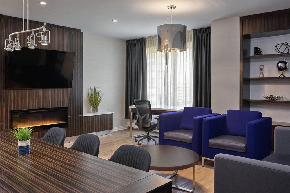 Foto de una habitación de Delta Hotels by Marriott Edmonton Centre Suites