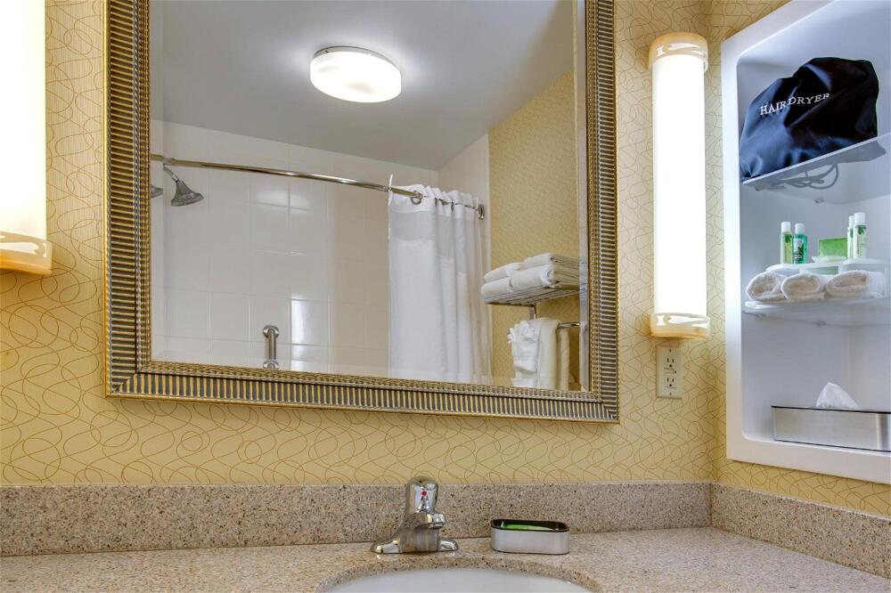 Foto del baño de Holiday Inn Express Tower Center New Brunswick, an IHG Hotel