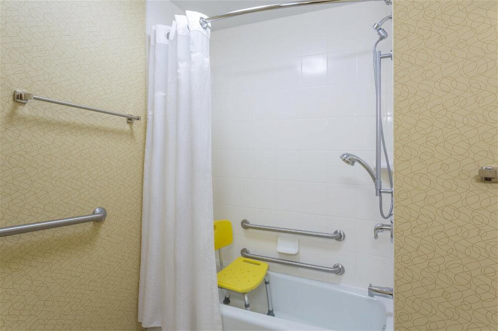 Foto del baño de Holiday Inn Express Tower Center New Brunswick, an IHG Hotel