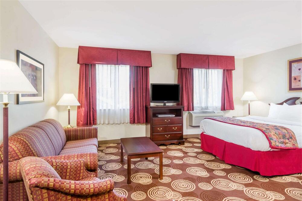 Room – Hotel Hawthorn Suites by Wyndham Akron/Seville