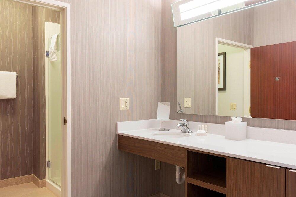 Bathroom – Hotel Courtyard by Marriott Traverse City