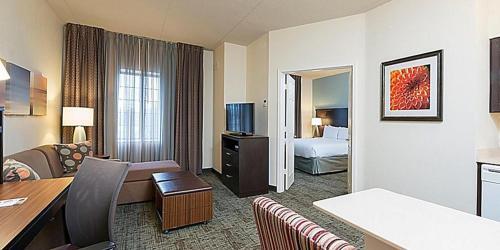 Room – Staybridge Suites Lincolnshire, an IHG Hotel
