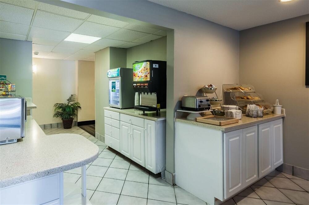 Foto de restauración de Hotel Quality Inn Solomons - Beacon Marina