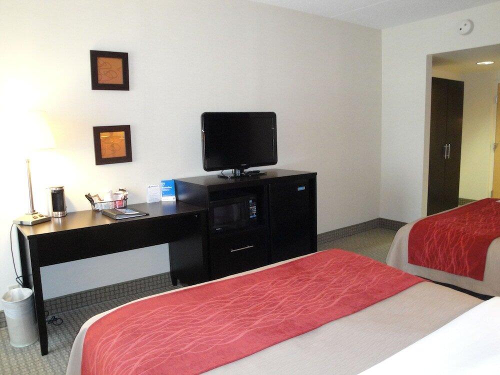 Foto de una habitación de Hotel Comfort Inn &amp;amp; Suites